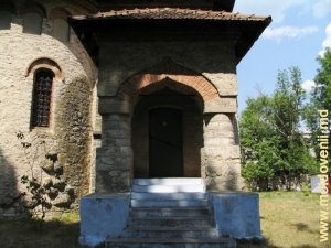 Крыльцо и вход в усыпальницу Кухурештской церкви