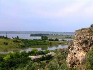 Vedere din defileu spre sat şi lacul de acumulare