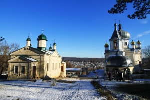 Вид на монастырь и село зимой Монастырь Кондрица, Яловень