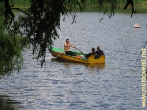 Oameni la odihnă, lacul din parcul de la Rîşcanii de jos, Chişinău