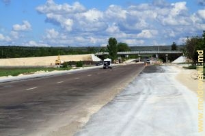Construcţia pasajului de încrucişare pe şoseaua Soroca, mai 2014