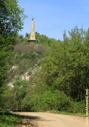 Monumentul Lumînarea Recunoştinţei (Badea Mior) din Soroca, aprilie 2012