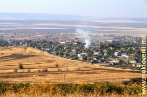 Вид села Похорничень с дороги над селом