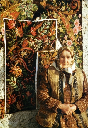 Женщина из с. Табэра с  моделямим ковров