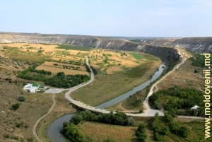 Вид на долину Реута, музейно-гостиничный комплекс, церкви и часть села Бутучень