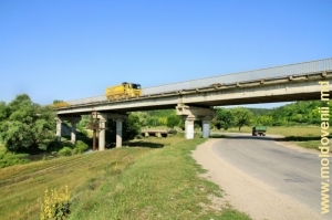 Дорога и мост над рекой Икель у села Кетросу, Криулень