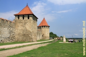Zidul lateral şi turnurile părţii centrale a cetăţii