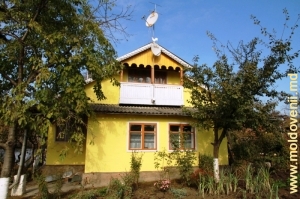 Боковая стена дома с коньком на крыше