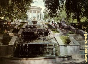 Каскадный фонтан в парке "Валя Морилор"