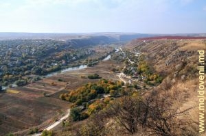 Vedere a Răutului şi a satului Maşcăuţi, Criuleni de pe panta abruptă, sus de valea rîului
