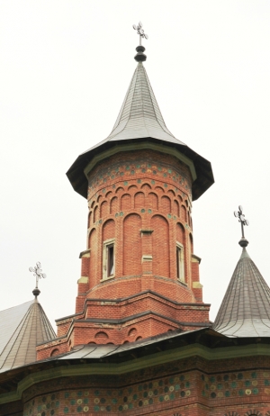 Turla deasupra naosului bisericii, cu baza etajată stelată şi acoperişul secţionat