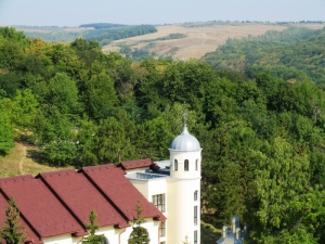 Vedere din clopotniţa noii biserici spre împrejurimile mănăstirii, Mănăstirea Hîncu, Nisporeni