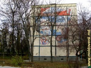 Perete lateral al blocului de locuit de pe strada M. Basarab (fosta str. Bubnovschi)