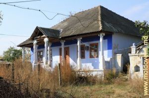 Живописные старые традиционные дома в селе Желобок, Орхей