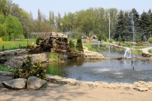 Фонтаны и каскад озер в центре парка