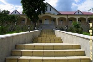Clădirea administrativă a Mănăstirii Suruceni