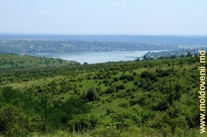 Vedere spre lacul de acumulare şi satele Molovata Veche şi Nouă de pe drumul de ocolire