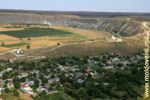 Вид на скальную и новую церкви и левый склон Бутученского ущелья, а также часть долины Реута