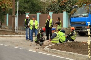 Un grup de lucrători pe şantierul şoselei Soroca