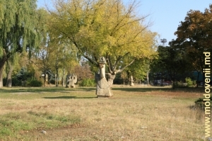 Sculptură în Parcul Francez din Ungheni