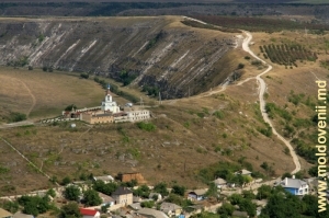 Церковь над селом Бутучень, вид с вершины правого склона Бутученского ущелья