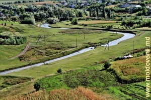 Valea rîului Ciuhur în preajma satului Pociumbăuţi, Rîşcani. Vedere de pe panta defileului
