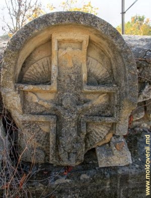 Обломки старого каменного распятия во дворе церкви села Желобок