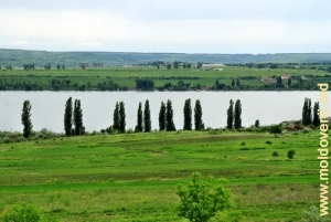 Vedere spre lacul de acumulare de pe malul stîng