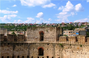 Вид на навершие крепости и на Цыганскую горку в Сороках