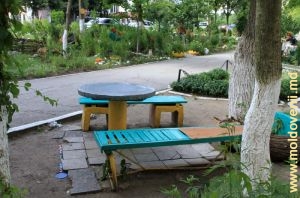 Colţişor de odihnă în grădiniţa din strada Sadoveanu