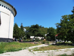 O parte din curtea mănăstirii şi împrejurimile ei, Mănăstirea Dobruşa, Şoldăneşti