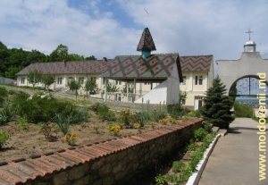 Vedere spre clădirea secţiei de producere (fabrica de lumînări) a Mănăstirii Suruceni