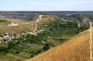 Село Бутучень, вид с правого склона Бутученского ущелья