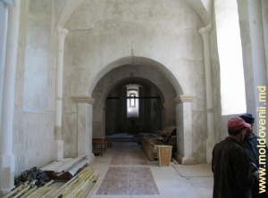 Interiorul bisericii vechi a Mănăstirii Căprian în perioada reconstrucţiei (2008)